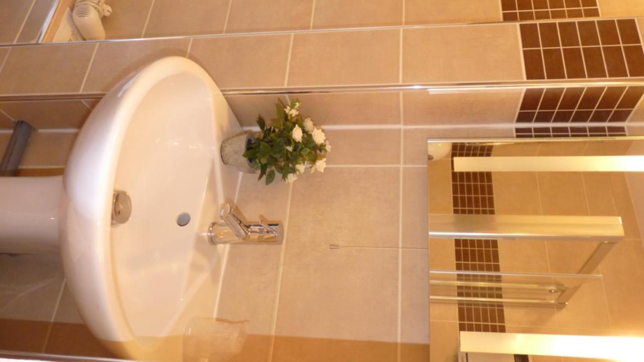 Hotel-Restaurant La P'Tite Auberge Lillebonne المظهر الخارجي الصورة