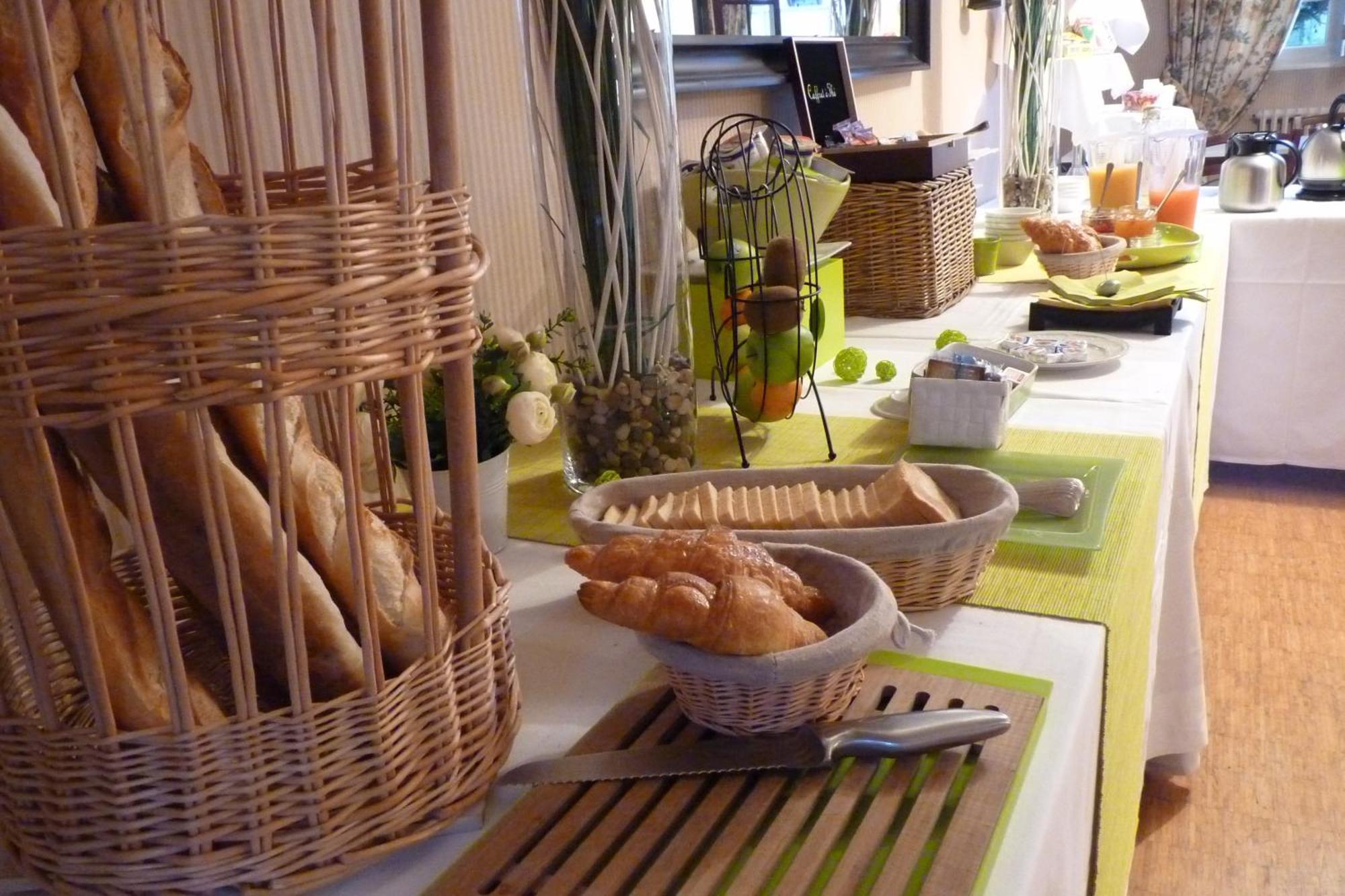 Hotel-Restaurant La P'Tite Auberge Lillebonne المظهر الخارجي الصورة