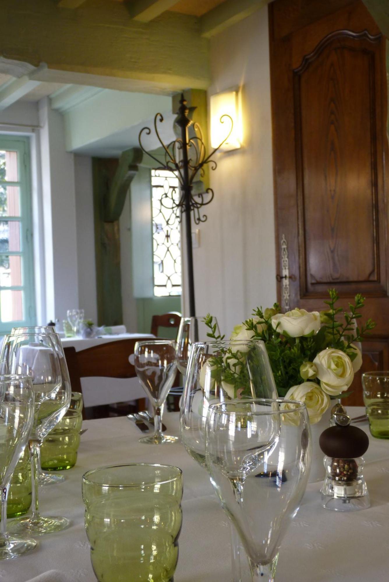 Hotel-Restaurant La P'Tite Auberge Lillebonne المظهر الخارجي الصورة