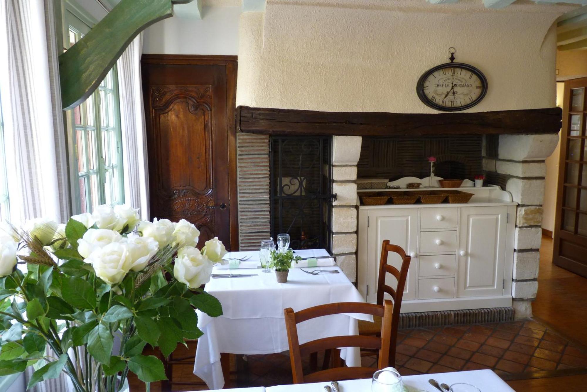 Hotel-Restaurant La P'Tite Auberge Lillebonne المظهر الخارجي الصورة