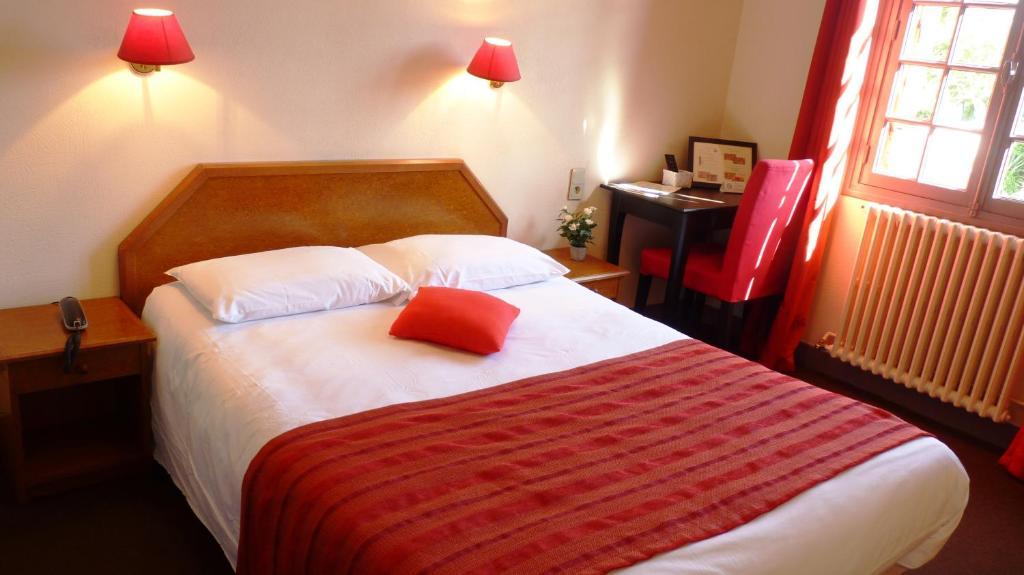 Hotel-Restaurant La P'Tite Auberge Lillebonne الغرفة الصورة