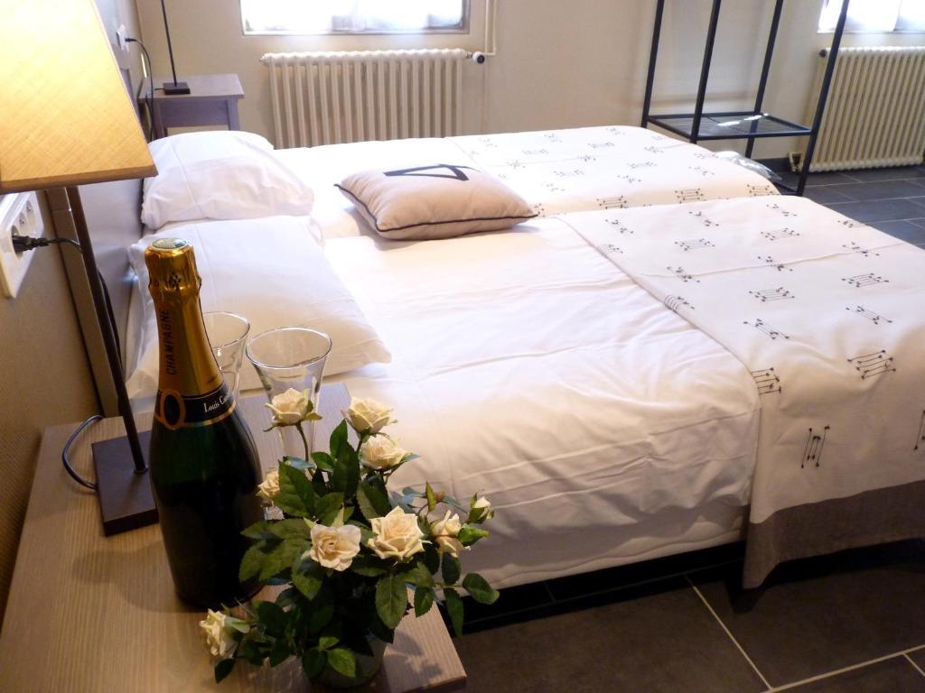 Hotel-Restaurant La P'Tite Auberge Lillebonne الغرفة الصورة