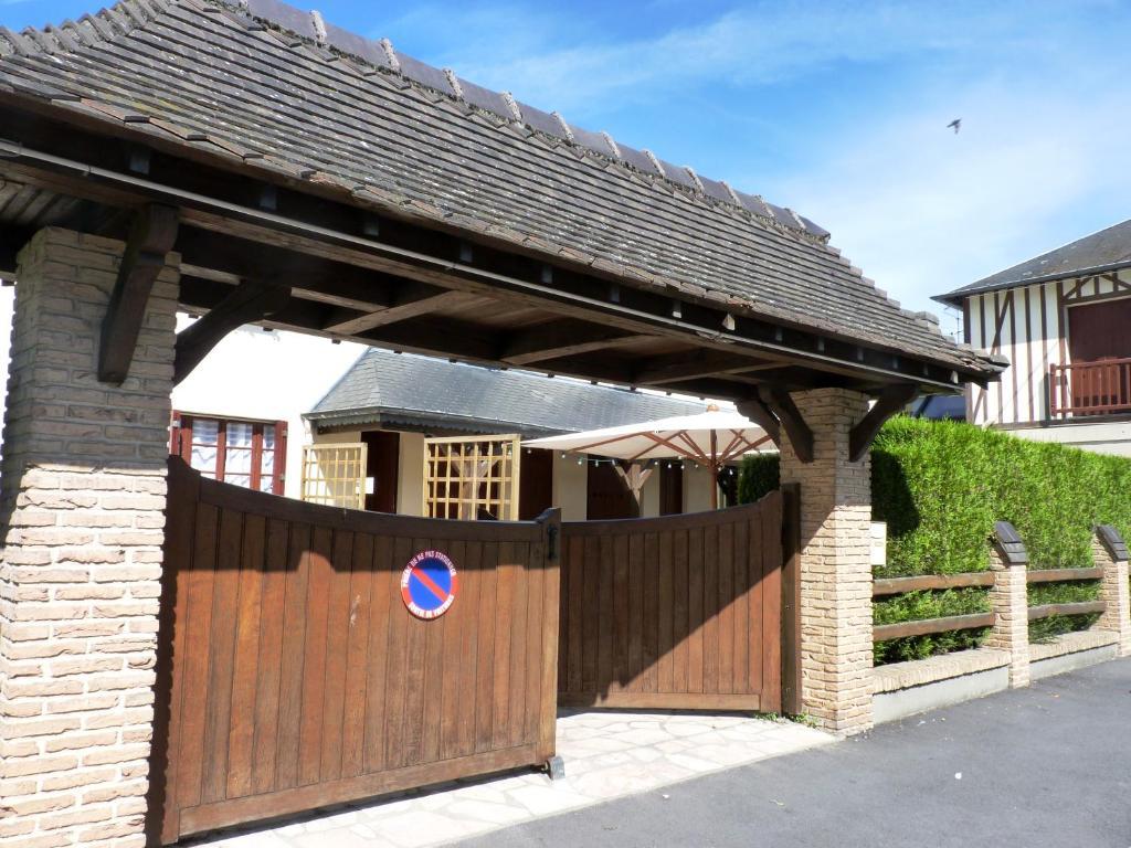 Hotel-Restaurant La P'Tite Auberge Lillebonne المظهر الخارجي الصورة